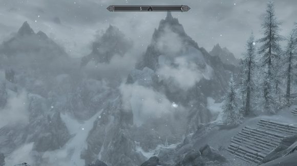Wolkenverhangene Berge in Skyrim
