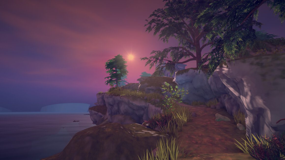 Eine begrünte Felsenlandschaft, die zum Meer hintergeht. Im Hintergrund zwischen zwei Bäumen geht die Sonne unter.