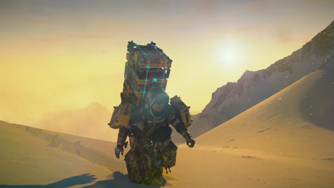 Sam Porter-Bridges aus Death Stranding 2 ist in schneebedeckten Bergen unterwegs und liefert Pakete aus.